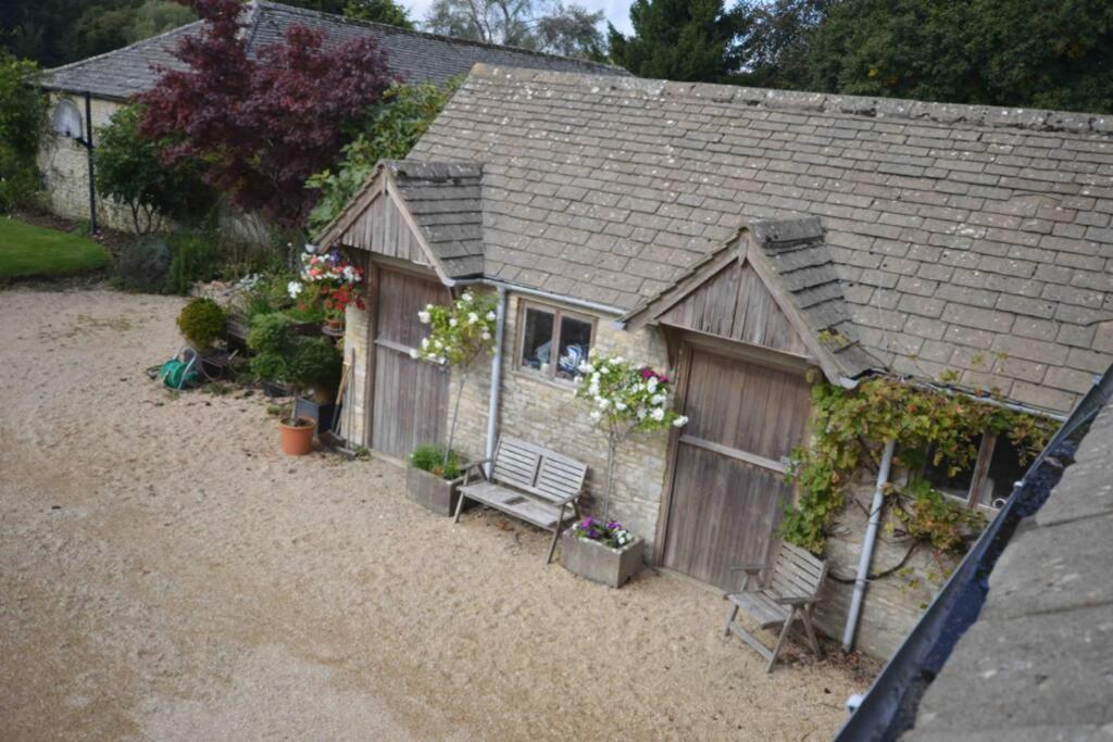 The Old Manor Coach House Apartment Cirencester Bagian luar foto